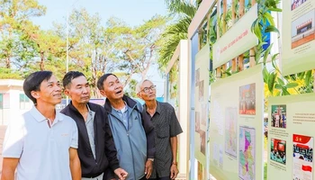 Người dân Đắk Nông và du khách tham quan Triển lãm Lịch sử hình thành, các thành tựu chính trị, kinh tế, xã hội, an ninh, quốc phòng của Đắk Nông sau 20 năm tái lập.