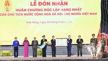 Thay mặt lãnh đạo Đảng, Nhà nước, Chủ tịch Quốc hội Vương Đình Huệ đã trao Huân chương Độc lập hạng Nhất cho Đảng bộ, chính quyền và nhân dân tỉnh Đắk Nông.