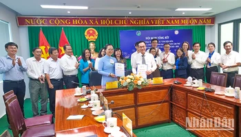 Lễ ký kết hợp tác đào tạo giữa Ủy ban nhân dân tỉnh Vĩnh Long với Trường đại học Y Dược Cần Thơ, chiều 16/6. 