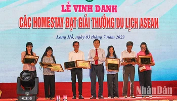 Ủy ban nhân dân tỉnh Vĩnh Long tặng Bằng khen cho 6 Homestay đạt Giải thưởng du lịch ASEAN năm 2023. 