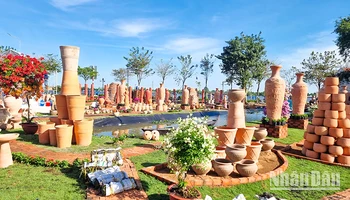 Công viên nghệ thuật gốm đỏ Vĩnh Long hình thành chỉ trong 3 ngày. 