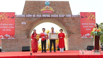 Tổ chức kỷ lục Việt Nam trao giấy chứng nhận “Đường gốm đỏ và hoa dài nhất Việt Nam”. 