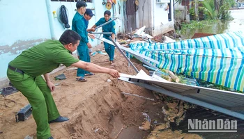 Lực lượng chức năng xã Tân An Luông đến hỗ trợ người dân di dời tài sản. 