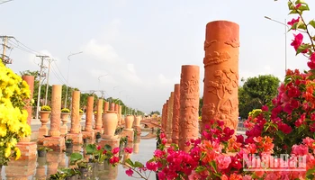 Đường gốm và hoa Vĩnh Long. 