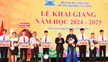 Trường đại học Cửu Long trao học bổng cho sinh viên trong ngày khai giảng năm học mới. 