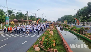 Đoàn lãnh đạo sở, ban, ngành tỉnh Vĩnh Long cùng chạy việt dã. 