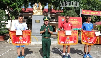 Đại tá Đào Viết Hùng, Chỉ huy trưởng Bộ đội Biên phòng tỉnh Đắk Lắk trao tặng Cờ giải Nhất, Nhì, Ba cho các đội bóng chuyền Bộ đội Biên phòng tỉnh Đắk Lắk, Quảng Nam, Đắk Nông.