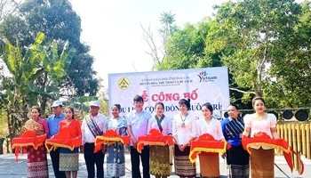 Các đại biểu cắt băng công bố du lịch cộng đồng đối với buôn Trí, xã Krông Na, huyện Buôn Đôn, tỉnh Đắk Lắk.
