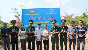 Đại diện lãnh đạo Bộ đội Biên phòng tỉnh Đắk Lắk cùng chính quyền địa phương và gia đình ông Hồ Văn Thành tại lễ khởi công ngôi nhà.
