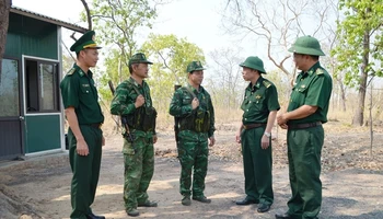 Đoàn công tác Bộ Chỉ huy Bộ đội Biên phòng tỉnh Đắk Lắk kiểm tra và động viên cán bộ, chiến sĩ Đồn Biên phòng Ia R'vê đang thực hiện nhiệm vụ trên biên giới.