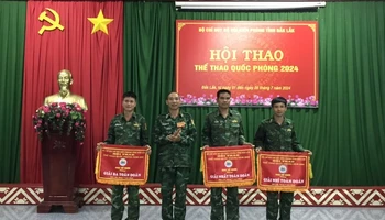 Đại tá Nguyễn Công Tuấn, Phó Chỉ huy trưởng kiêm Tham mưu trưởng trao giải Nhất, Nhì, Ba toàn đoàn cho Đồn Biên phòng Sêrêpốk, khối cơ quan Bộ Chỉ huy và Đồn Biên phòng Yok Đôn.