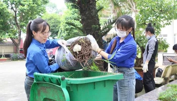 Đoàn viên, thanh niên Trung tâm Kiểm soát bệnh tật tỉnh Đắk Lắk dọn dẹp vệ sinh môi trường phòng, chống bệnh sốt xuất huyết. (Ảnh: BẢO TRỌNG) 