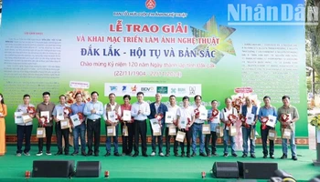 Ban tổ chức cuộc thi trao giải cho các cá nhân có tác phẩm xuất sắc. 