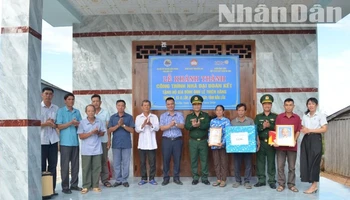 Đại diện lãnh đạo Bộ Chỉ huy Bộ đội Biên phòng tỉnh và chính quyền địa phương và Đồn Biên phòng Ea H’leo trao nhà "Đại đoàn kết" tặng gia đình ông Lê Thiện Hãng.