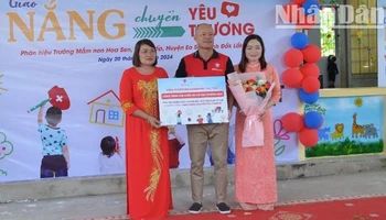 Đại diện Công ty Cổ phần 247Express trao biểu trưng công trình tặng phân hiệu Trường mầm non Hoa Sen tại xã Ia Lốp.