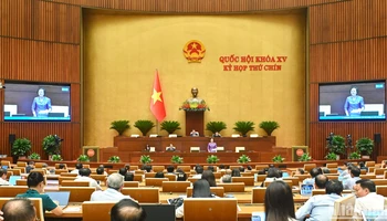 Quang cảnh phiên họp ở hội trường chiều 14/5. (Ảnh: BÙI GIANG)