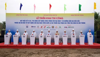 Nghi thức khởi công xây dựng cầu Đại Ngãi 1 bắc qua sông Hậu.