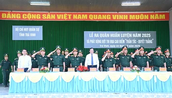 Thủ trưởng Bộ Chỉ huy Quân sự tỉnh Trà Vinh, Bộ đội Biên phòng tỉnh chứng kiến các cơ quan, đơn vị tổ chức đội hình duyệt binh tại buổi lễ. 