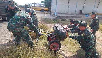Vận chuyển bom lên xe bàn giao cho Lữ đoàn Công binh 25, Quân khu 9.