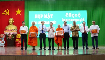 Các vị chức sắc, người có uy tín vùng đồng bào dân tộc thiểu số tỉnh Trà Vinh nhận quà của Bộ Dân tộc và Tôn giáo.