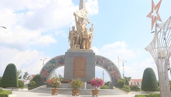 Tượng đài "Toàn dân nổi dậy, đoàn kết lập công” tỉnh Trà Vinh.