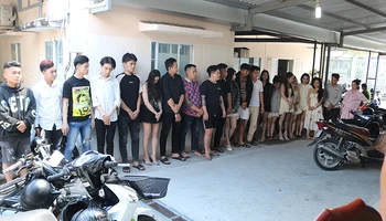 Các đối tượng dương tính với chất ma túy được mời về cơ quan công an làm việc.