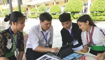 Buổi sinh hoạt của Câu lạc bộ “Yêu tiếng Thái” Trường phổ thông dân tộc Nội trú tỉnh Điện Biên. (Ảnh VŨ LỢI)