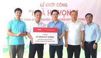 Đại diện các nhà tài trợ trao biểu trưng tài trợ 37 Nhà hy vọng cho lãnh đạo huyện Hương Khê.
