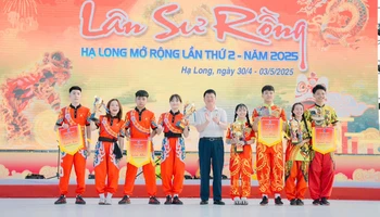 Phó Chủ tịch UBND thành phố Hạ Long Nguyễn Ngọc Sơn trao giải Nhất nội dung Lân lên mai hoa thung nam-nữ cho đội Thành Linh Đường.