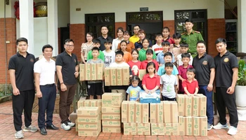 Đoàn Học viện Quốc tế Võ thuật Tài năng trẻ Việt Nam thăm và tặng quà Làng trẻ em SOS Việt Trì, Phú Thọ.