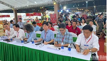 Ban giám khảo làm việc tại hội thi “Sản phẩm OCOP tiêu biểu vùng đồng bằng sông Cửu Long năm 2023”. 