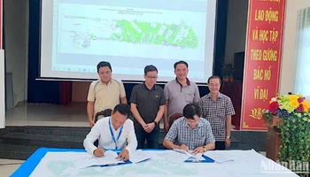 Đại diện chính quyền thành phố Cà Mau và Cảng Hàng không Cà Mau (đại diện ACV) ký nhận bàn giao mặt bằng thực hiện Dự án nâng cấp, mở rộng Cảng Hàng không Cà Mau.