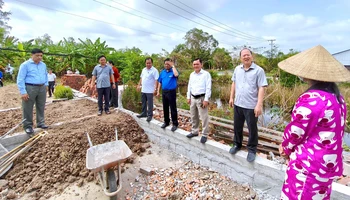 Lãnh đạo tỉnh Cà Mau kiểm tra tiến độ xóa nhà tạm, nhà dột nát trên địa bàn thành phố Cà Mau.