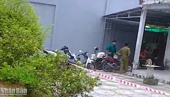 Lực lượng chức năng phong tỏa hiện trường để làm rõ nguyên nhân vụ cướp vào hôm xảy ra vụ việc.