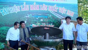 Lẩu mắm lớn nhất Việt Nam được tái hiện tại Ngày hội "Hương rừng U Minh".