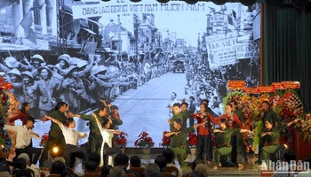 Văn nghệ chào mừng buổi họp mặt. 