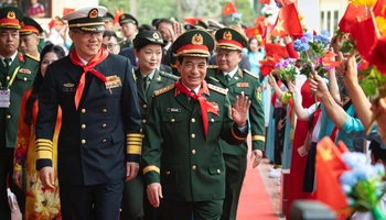 Trong niềm vinh dự và tự hào, các giáo viên và học sinh Trường tiểu học Đồng Đăng vui mừng vẫy cờ, hoa, hô to khẩu hiệu “Việt-Trung hữu nghị, Việt-Trung đoàn kết” chào mừng hai Bộ trưởng cùng đoàn đại biểu cấp cao Bộ Quốc phòng hai nước đến thăm. 