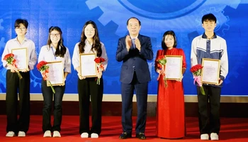 Đồng chí Tạ Văn Long, Phó Bí thư Thường trực Tỉnh ủy trao giải Nhất tại hội thi. (Ảnh: THANH SƠN)