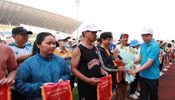 Ban Tổ chức tặng cờ lưu niệm, hoa cho các đơn vị tham gia.