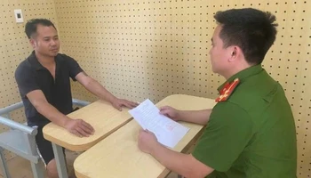 Đối tượng Nguyễn Văn Hưởng làm việc với công an (Ảnh: Công an Vĩnh Phúc cung cấp).