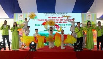 Một tiết mục văn nghệ tại lễ khai mạc.