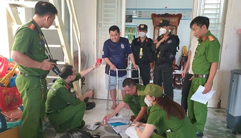 Khám xét nơi ở của đối tượng Bùi Thanh Đoàn.