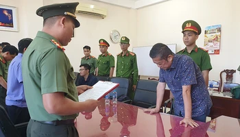 Cơ quan An ninh điều tra Công an tỉnh Hậu Giang tống đạt quyết định khởi tố và lệnh bắt tạm giam Lê Gia Phước.