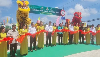 Nghi thức cắt băng khánh thành cầu Kênh Trực Thăng.