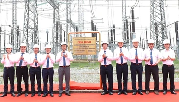 Lãnh đạo Đảng ủy EVNNPT cùng các đơn vị liên quan thực hiện nghi thức gắn biển công trình. (Ảnh: LÊ CHI)