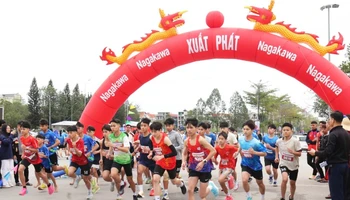 Các vận động viên xuất phát tại giải chạy việt dã Nagakawa - Cúp Báo Bắc Ninh lần thứ 29.