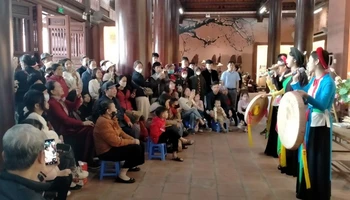 Du khách thưởng thức làn điệu Dân ca quan họ Bắc Ninh khi tham gia tour du lịch miễn phí.