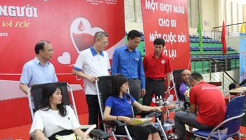 Các đại biểu thăm hỏi, biểu dương các đoàn viên, thanh niên tham gia hiến máu.