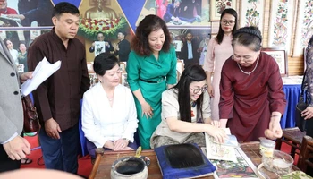 Bà Lê Thị Bích Trân, Phu nhân Thủ tướng Chính phủ Phạm Minh Chính trải nghiệm làm tranh dân gian Đông Hồ.