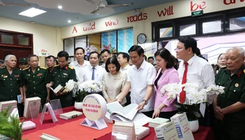 Các đại biểu tham quan không gian trưng bày.